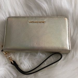 NWT Michael Kors wristlet wallet (gold holo)